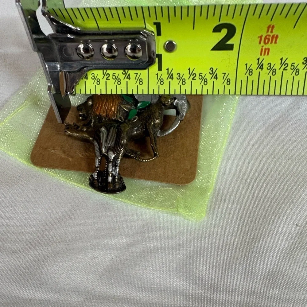 Vintage-style African safari animal-themed brooch pin